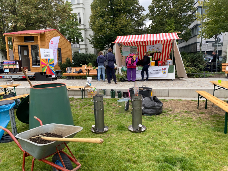 Unser Stand am BioTag mit einer Vererdungstonne und den Pyrolyse-Öfen im Vordergrund