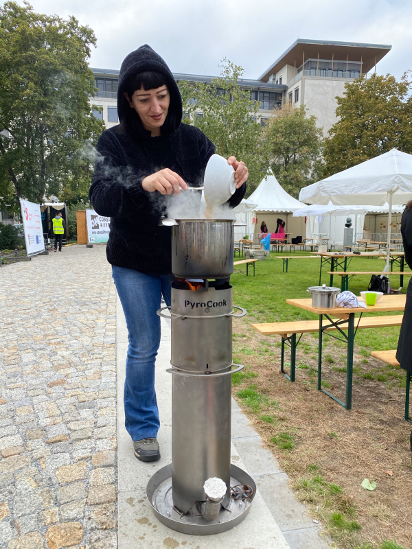 Kochen des Gemüseeintopfs auf dem Pyrolyse-Ofen