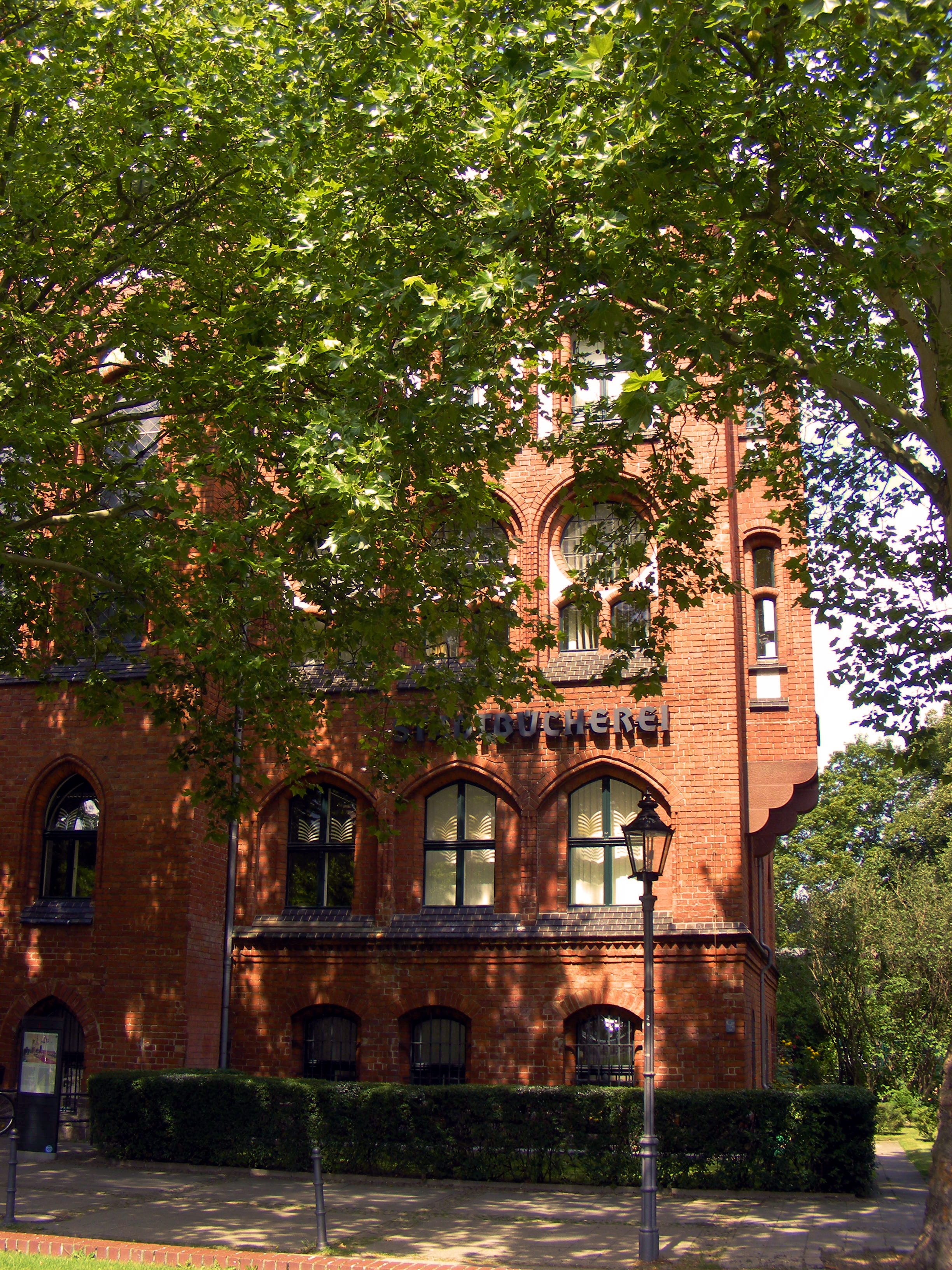 Aussenansicht der Adolf-Reichwein-Bibliothek