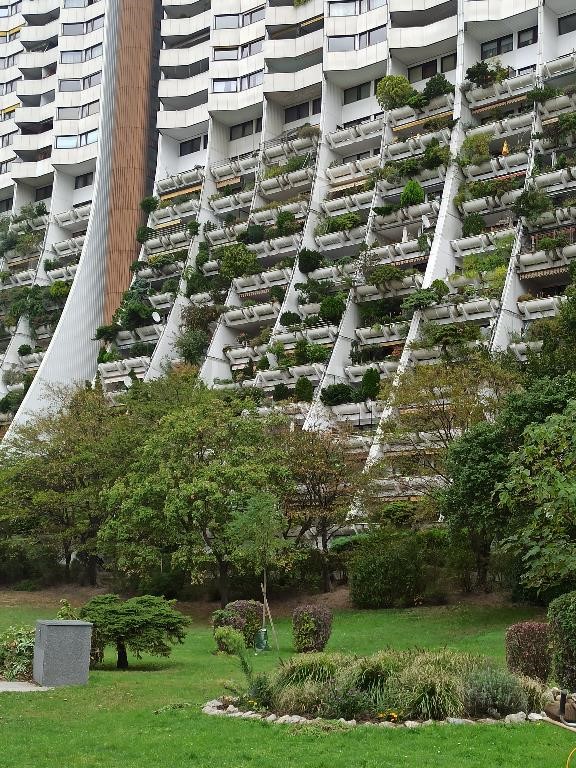 Wohnpark Alterlaa, großzügige Balkonbegrünung