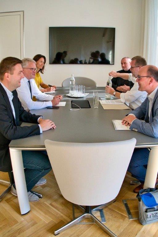 Treffen der beiden Bürgermeister Luger und Naumann (links und rechts in der Mitte)