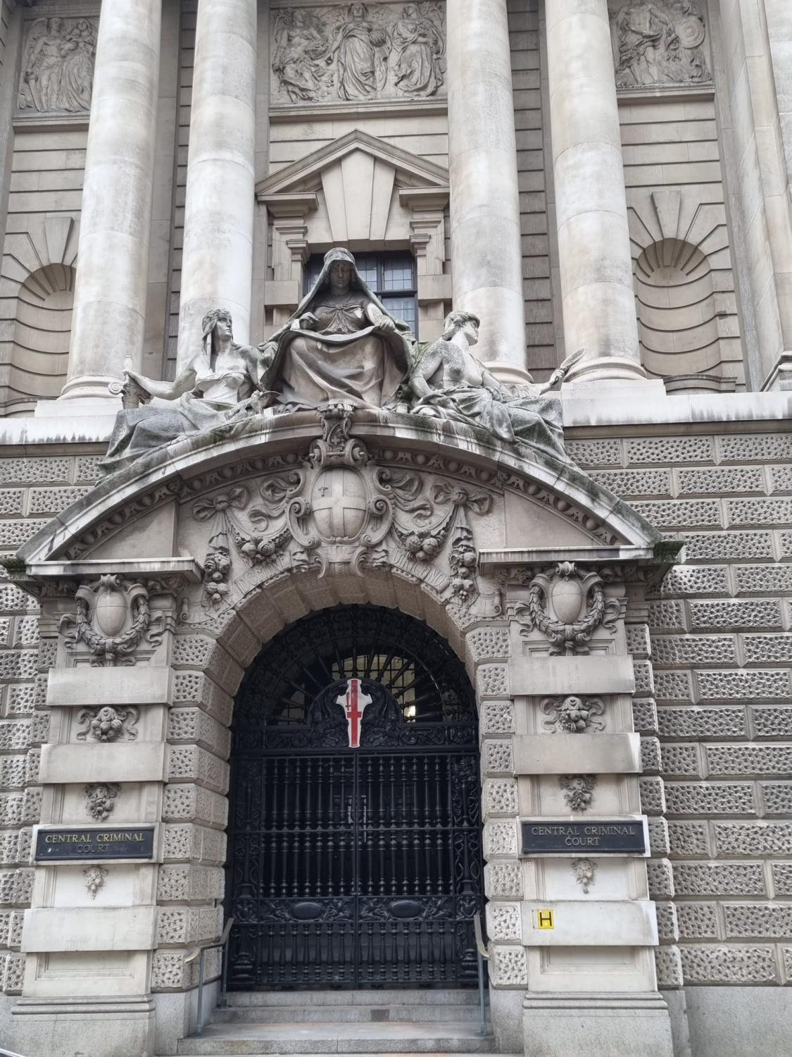 Haupteingang zum Central Criminal Court, eines der ältesten Gerichtsgebäude in London – im Volksmund auch Old Baileys genannt