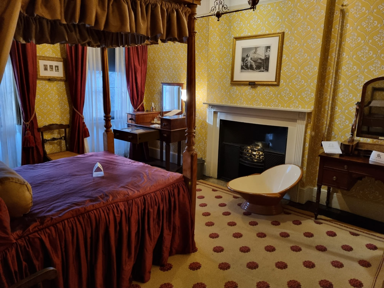 Rekonstruktion von Charles Dickens' Schlafzimmer, nachdem dieser durch seinen Erfolg zu Wohlstand gekommen war. Das Museum befindet sich in einem Haus, das die Familie Dickens für Jahrzehnte bewohnt hat. Als der Schriftsteller ein Kind war, mussten seine Eltern und Geschwister in einem berüchtigten Londoner Schuldnergefängnis leben, während der zwölfjährige Dickens in Fabriken arbeitete, um die Schulden des Vaters abzubezahlen.