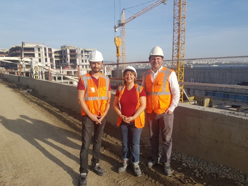 Gruppenbild vor der Baustelle von Galataport