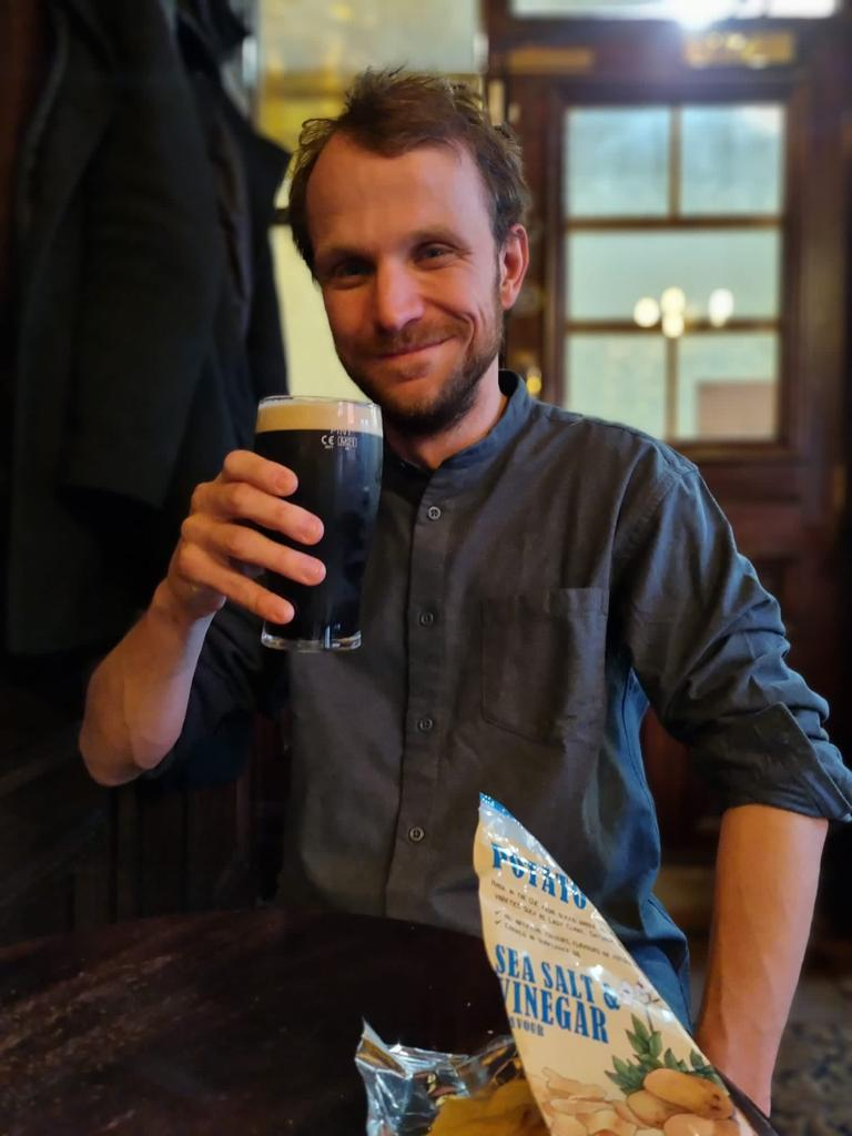 Feierabend mit einem Stout Beer im Pub – natürlich stilecht mit einer Tüte Sea Salt and Vinegar-Chips als Snack