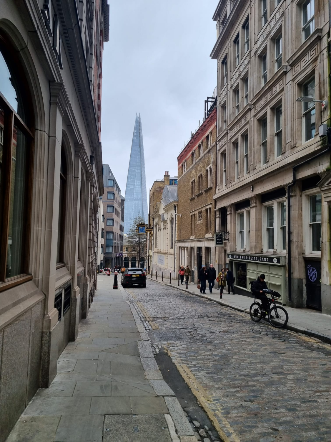 Seitenstraße in der City of London, im Hintergrund "The Shard"