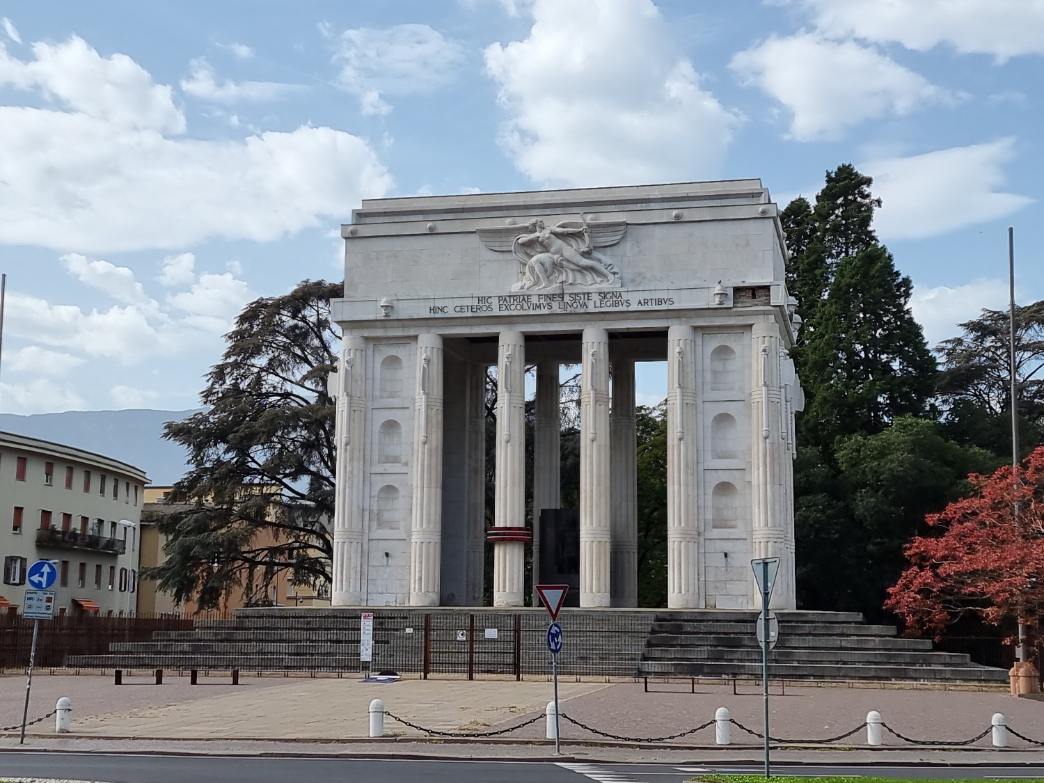 Das Siegesdenkmal in Bozen, 1928 eingeweiht, ist ein Zeichen des Sieges des faschistischen Italiens von Mussolini über das deutschsprachige Südtirol, das bis 1920 zu Österreich gehörte.