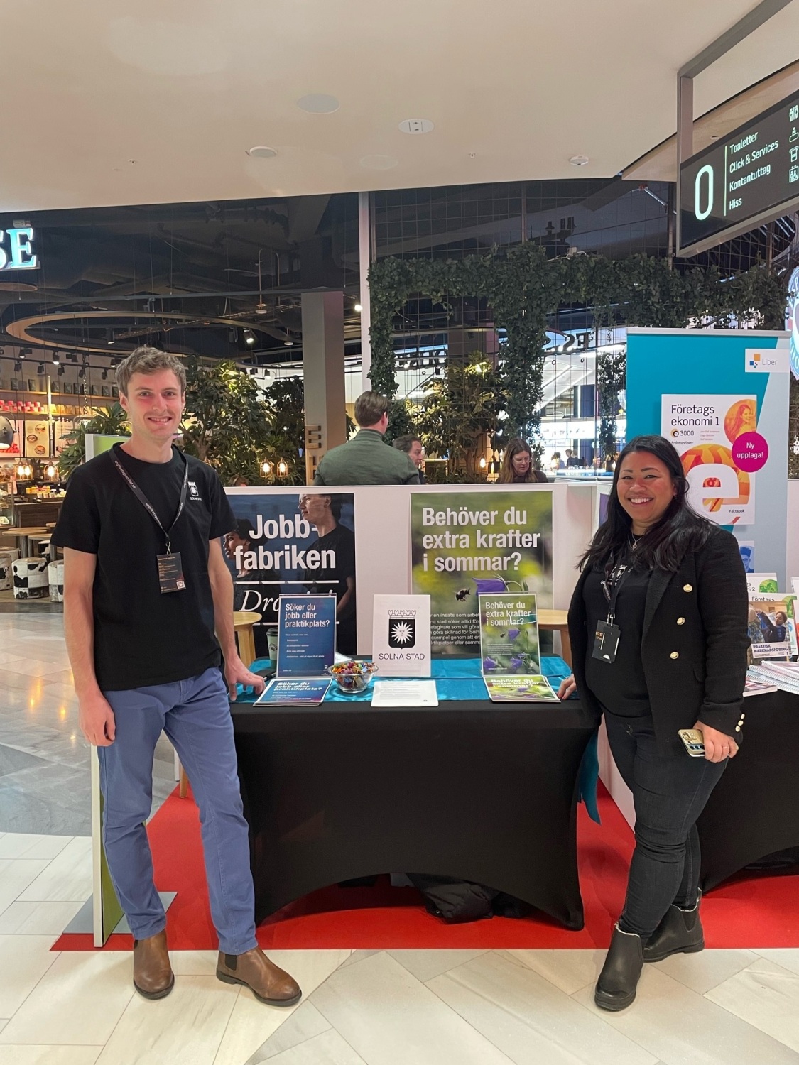 Stand in der Mall of Scandinavia mit Markus und Paula