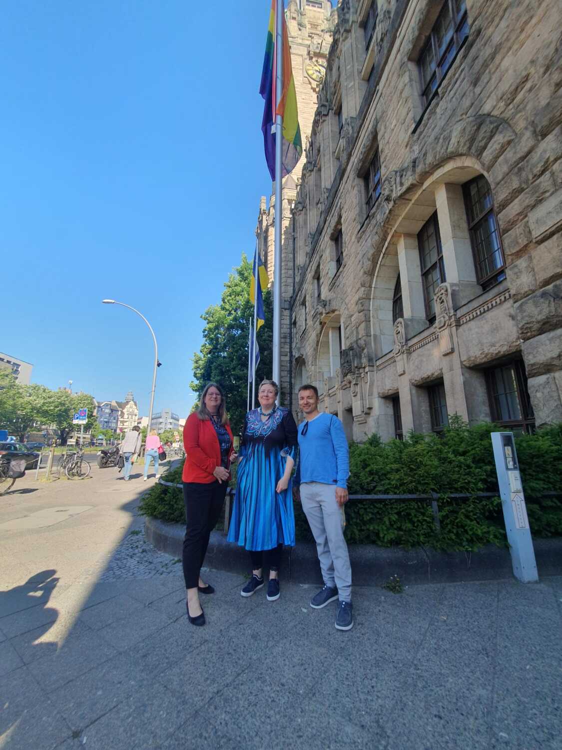 Gleichstellungs- und Queerbeauftragte Katrin Lück (Mitte) mit Bezirksstadträtin Heike Schmitt-Schmelz (li) und Jürgen Wagner