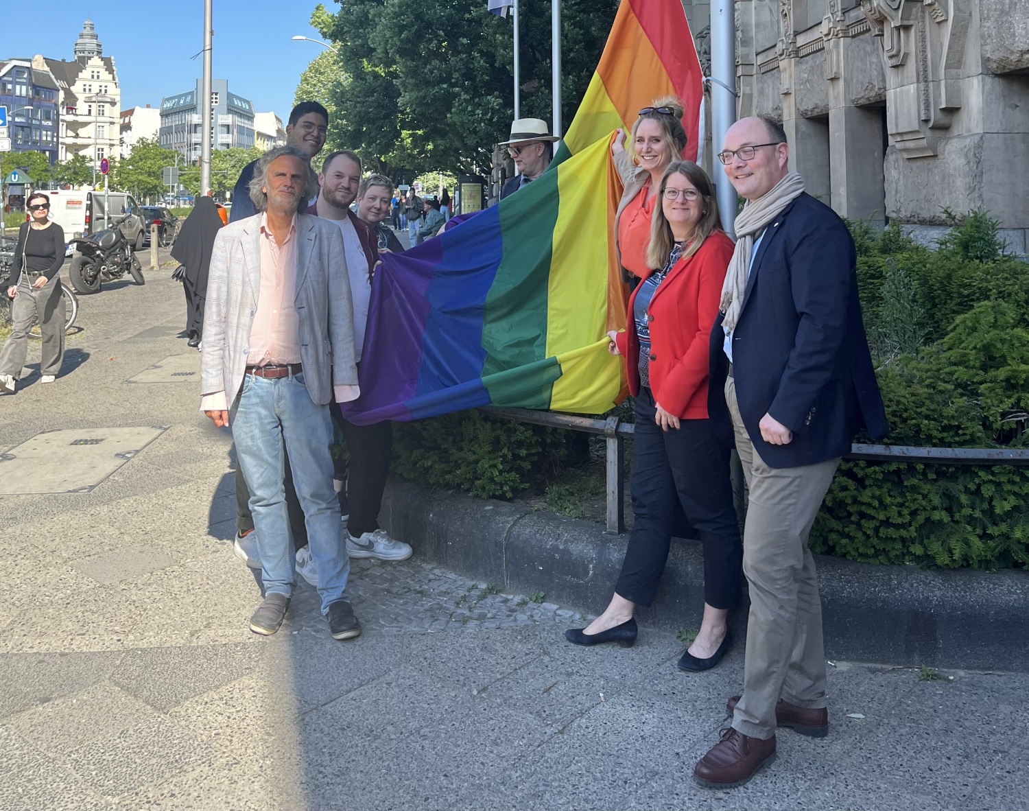 Bezirk hisst Regenbogenfahne zum IDAHOBIT