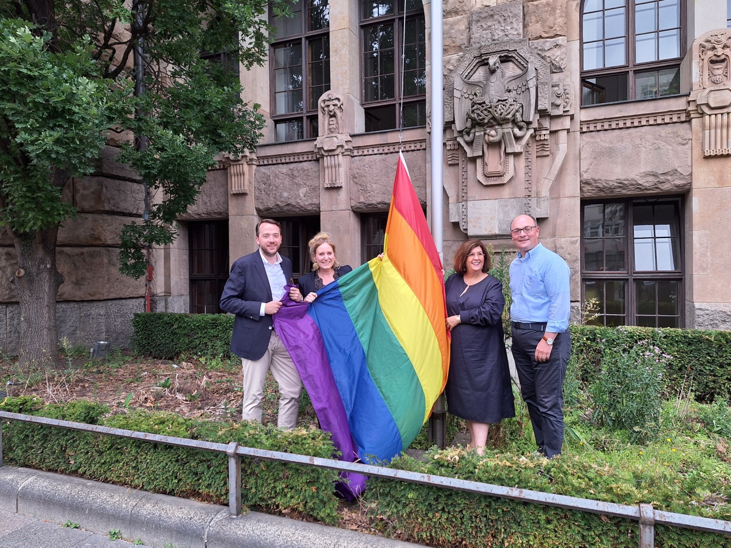 Hissung der Regenbogenflagge am 22.7.2024