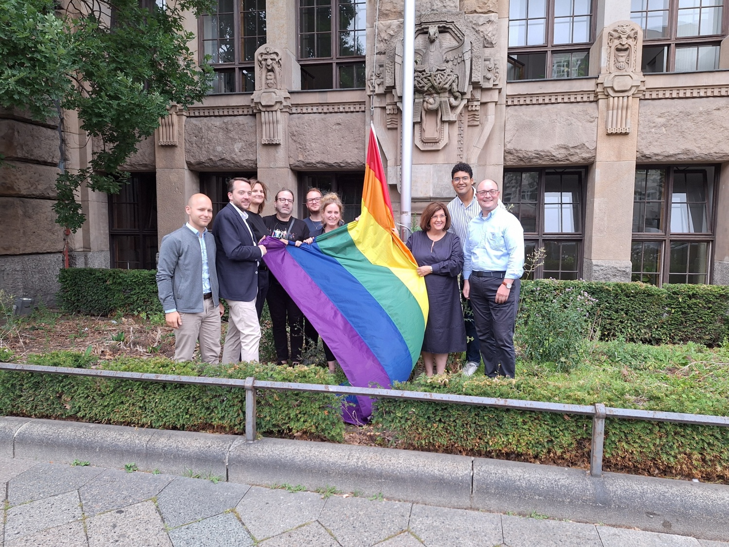 Hissung der Regenbogenflagge am 22.7.2024