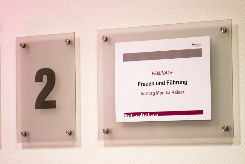 Feminale, Raumschild Frauen und Führung, Veranstaltungsreihe, Volkshochschule Charlottenburg-Wilmersdorf