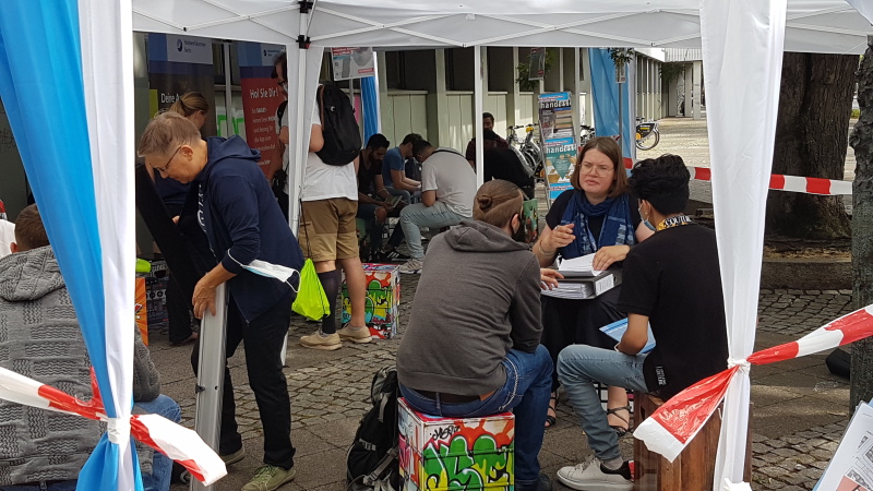 Beratung beim Karrieremobil der HWK vorm Rathaus Kreuzberg