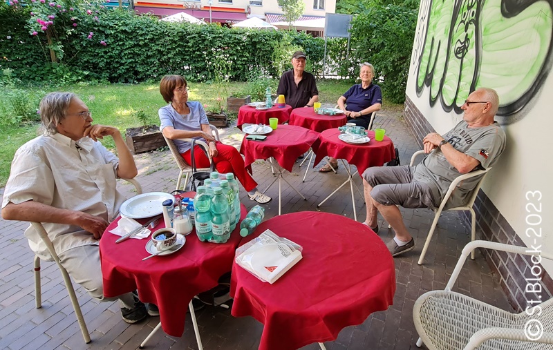 Die Computergruppe bei einem Getränk im Garten 