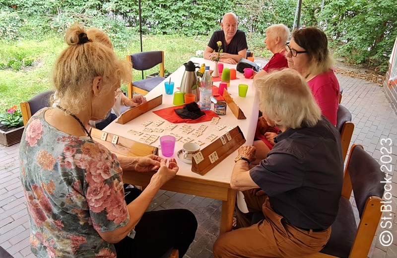 Die Spielgruppe beim Rummikub spielen