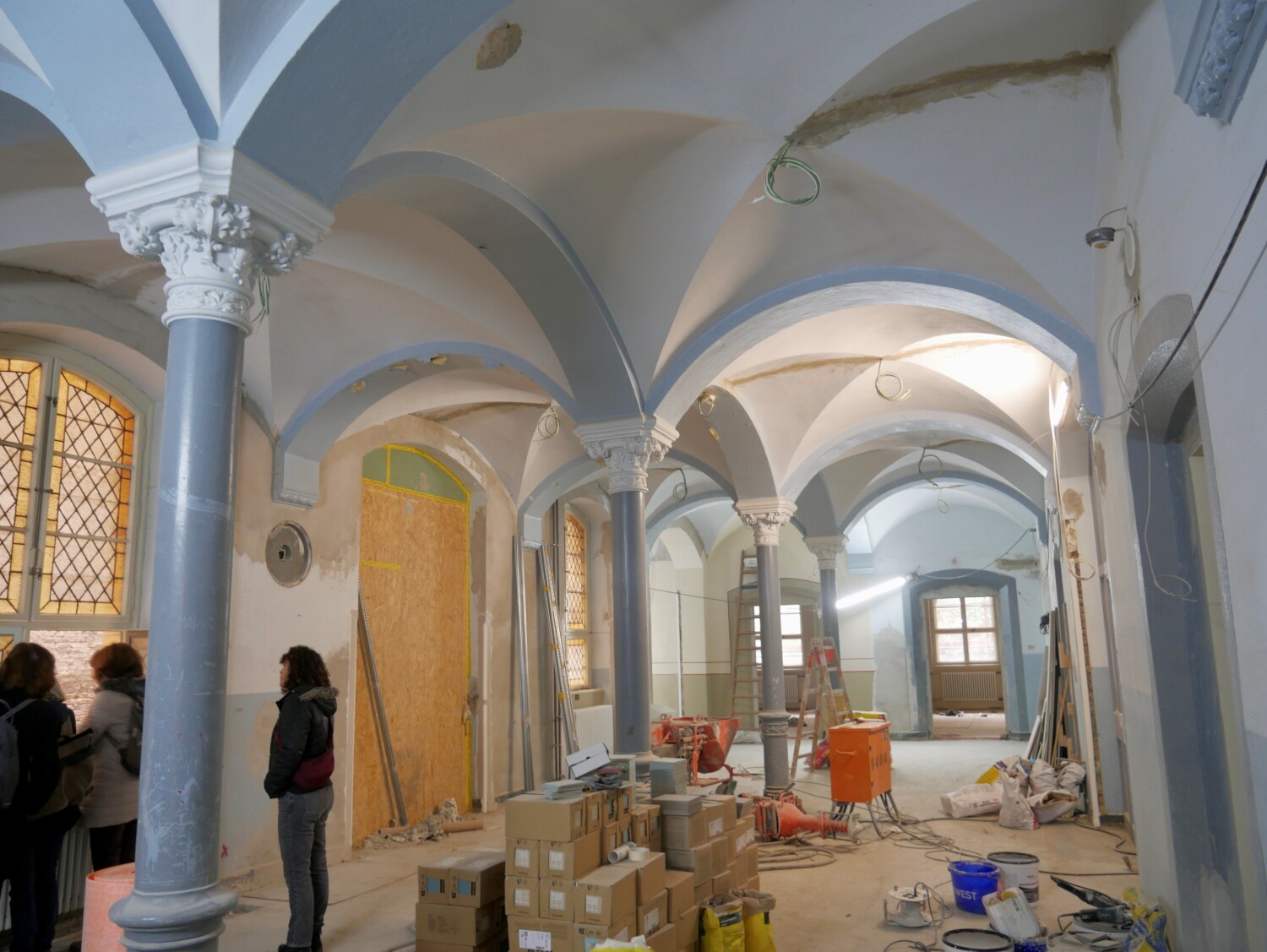 Lemgo-Grundschule Hofgebäude, Eingangshalle mit Aufzugseinbau im Lichthof, 28.10.2024