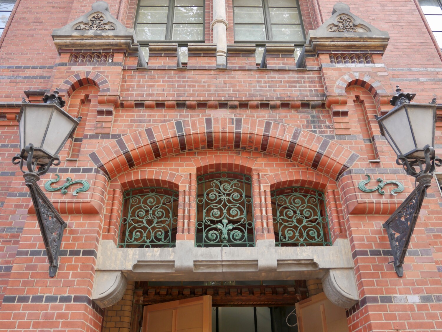 Lemgo-Grundschule Hofgebäude, sanierte Fassade über dem Eingang, 28.10.2024