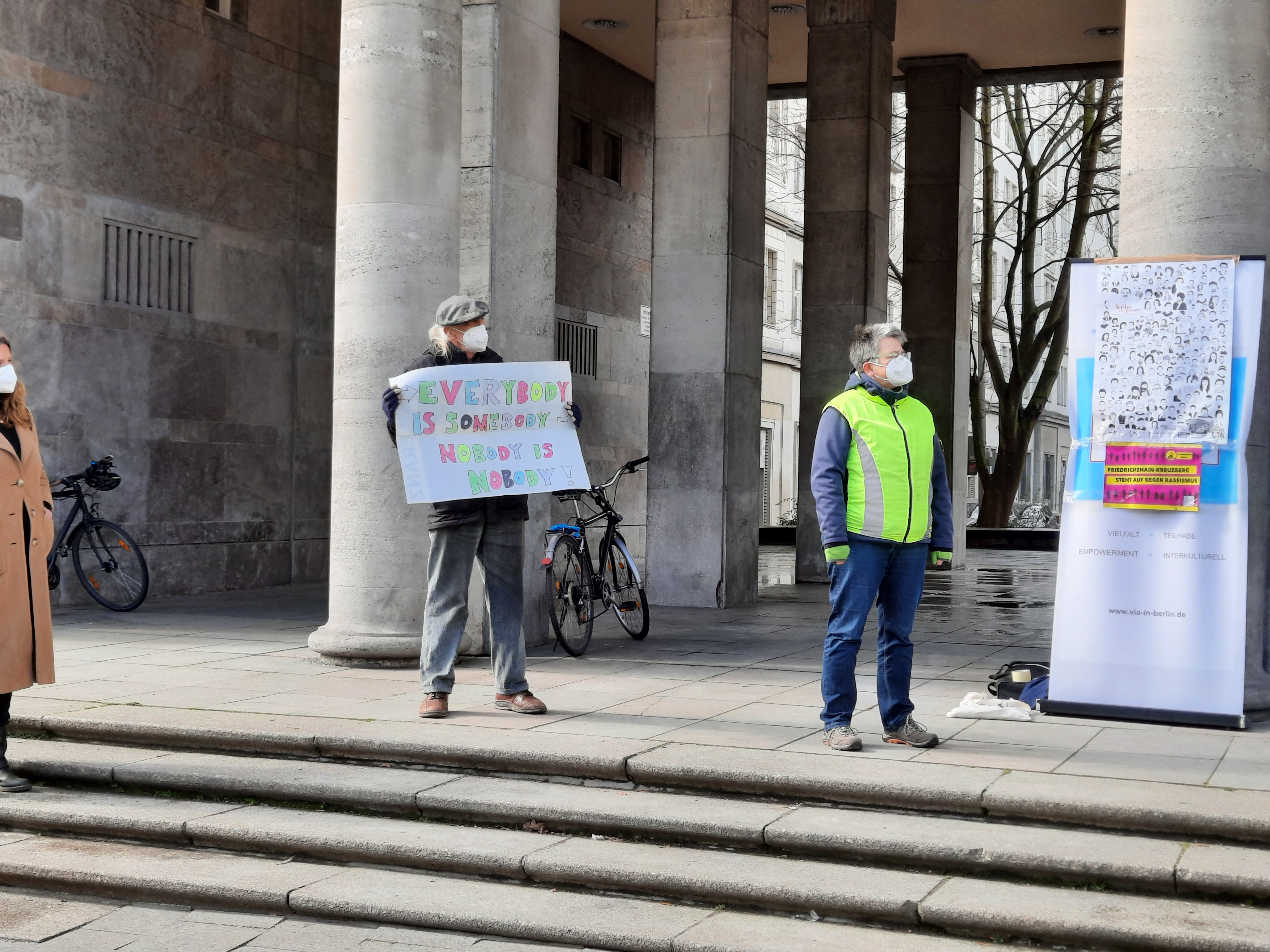 Ein Mann mit Plakat