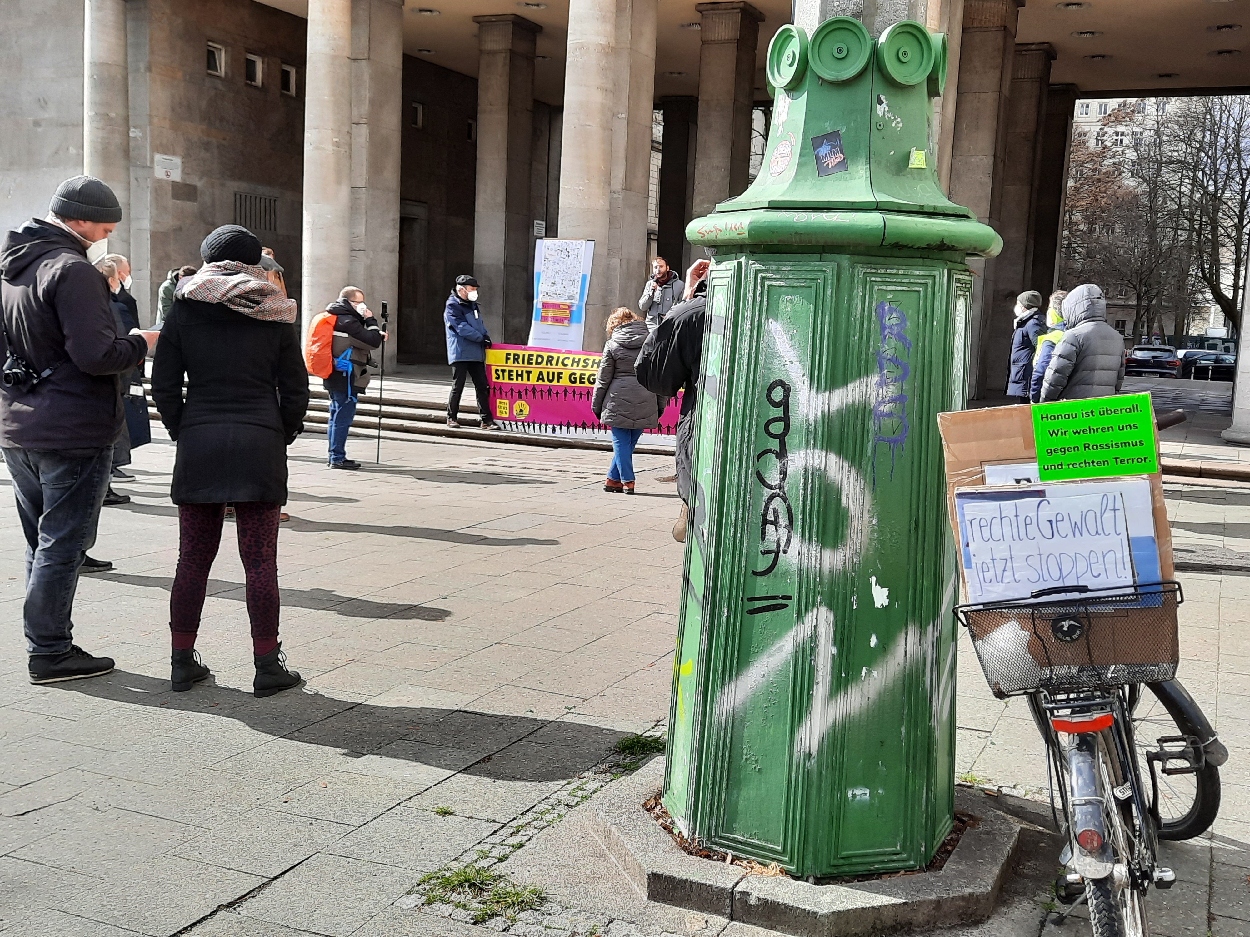 Fahrrad mit einem Schild "Rechte Gewalt jetzt stoppen"