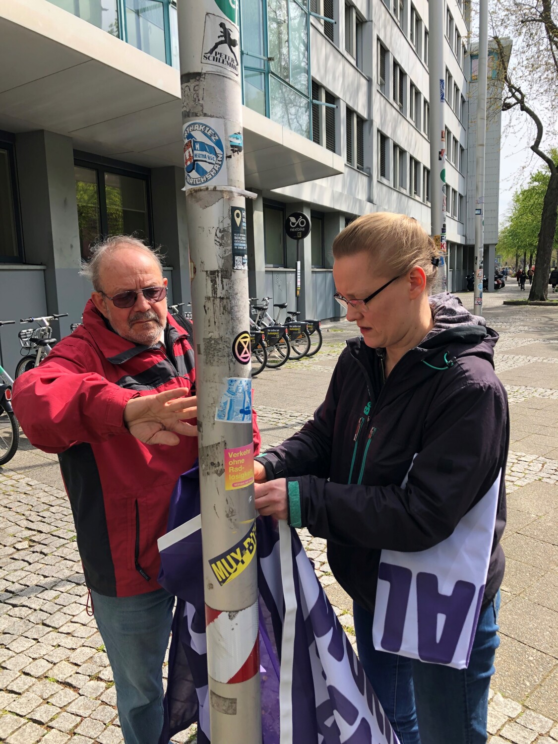 2023 Workers' Memorial Day - Vorbereitung der Fahne