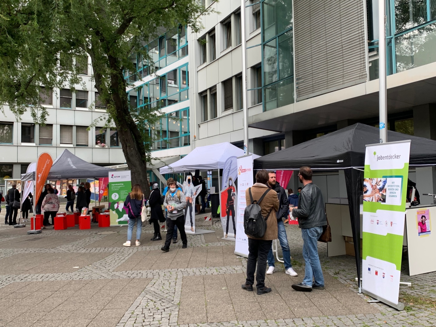 Aktion vorm Rathaus Kreuzberg