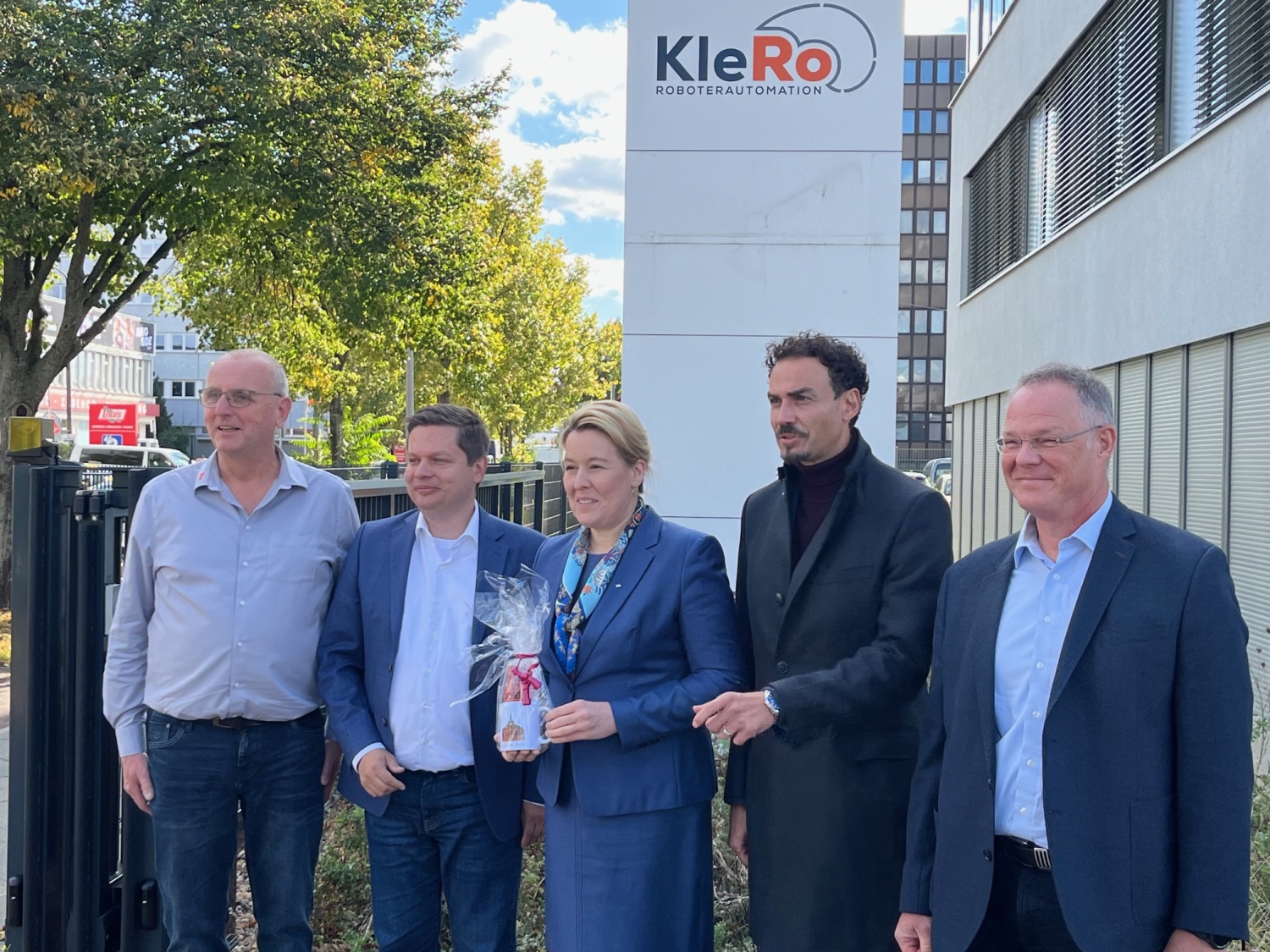 KleRo u. Unternehmenswerk Herzbergstraße v.l. Holger Klempnow von KleRo, Martin Schaefer, Franziska Giffey, Burhan Centinkaya, Dr. Michael Kobel, Topas Par