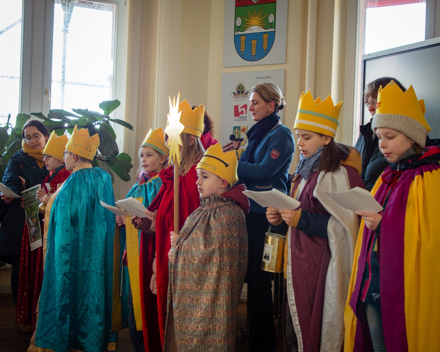 Kinder in Königskostümen tragen Lieder vor