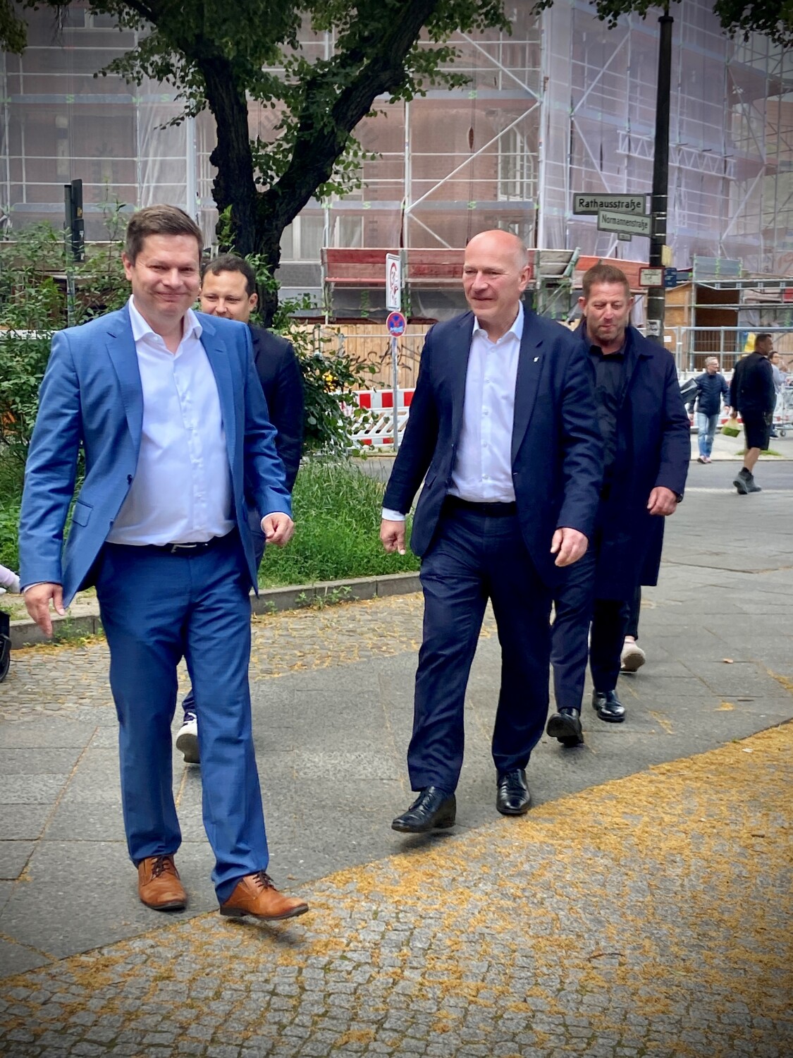 Senat vor Ort in Lichtenberg, Martin Schaefer und Kai Wegner auf dem Weg zum Tourbus