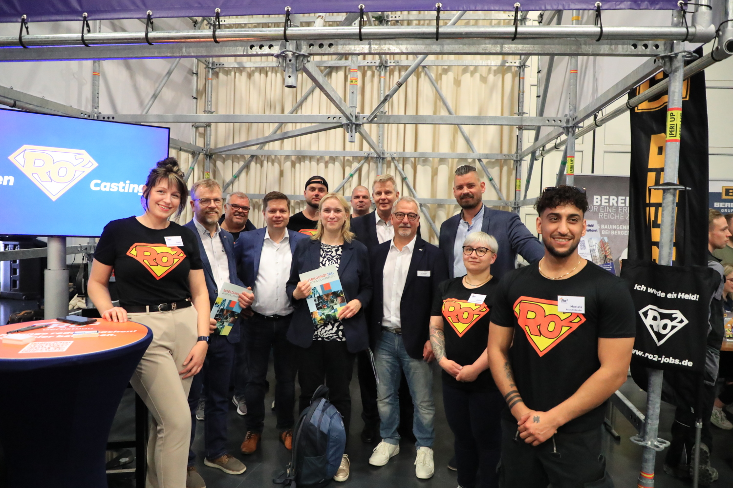 Bezirksbürgermeister Martin Schaefer, Leiter Jobcenter Lichtenberg am Stand der ro2 am Ausbildungstag Pankow und Lichtenberg