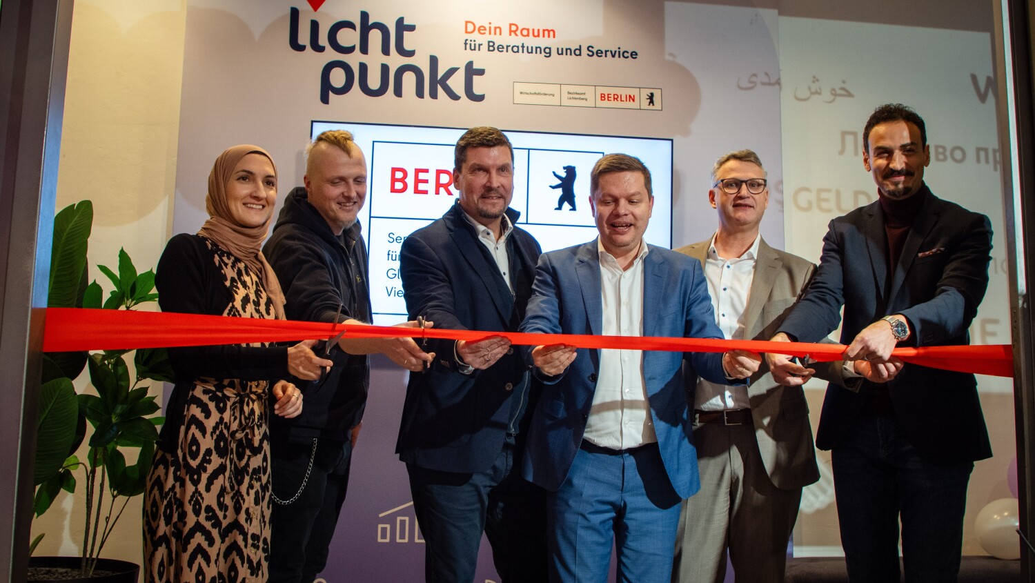 Jasmin Nurin (WiFö), Andreas Brehmer (Gangway e.V.), Herr Raml (Center-Management Linden-Center), Bezirksbürgermeister Martin Schaefer, Dr. Lautenbach (Geschäftsführung QE&U gGmbH), Burhan Cetinkaya (Leitung WiFö)