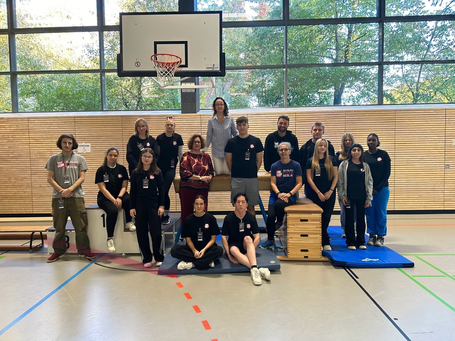 Gruppenbild von Teilnehmenden am Kitasportfest und Bezirksstadträtin für Jugend, Camilla Schuler, und Bezirksstadträtin für Schule und Sport, Sandy Mattes.