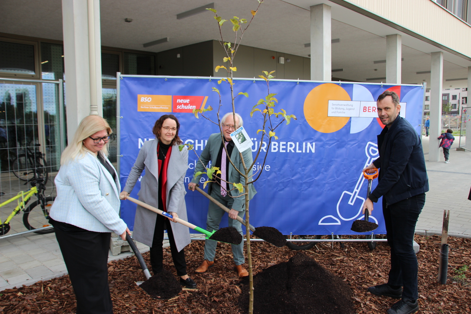 Feierliche Pflanzung eines Apfelbaums vor der Seepark-Grundschule.