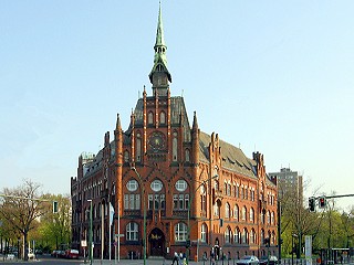 Rathaus Lichtenberg Das über 100 Jahre alte Rathaus Lichtenberg - ein neogotischer Backsteinbau mit Türmen und Dachreitern befindet sich in der Möllendorffstraße 6, 10367 Berlin.