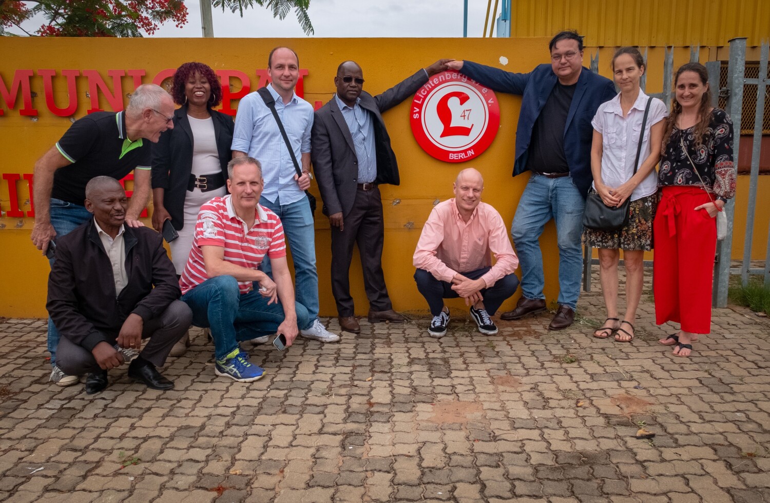 Besuch am vom SV Lichtenberg 47 unterstützten Nachbarschaftsstadion „Campo Municipal do Zimpeto“ in KaMubukwana/Maputo (Mosambik)