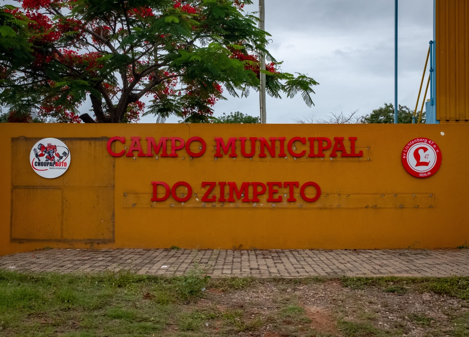 Besuch am vom SV Lichtenberg 47 unterstützten Nachbarschaftsstadion „Campo Municipal do Zimpeto“ in KaMubukwana/Maputo (Mosambik)