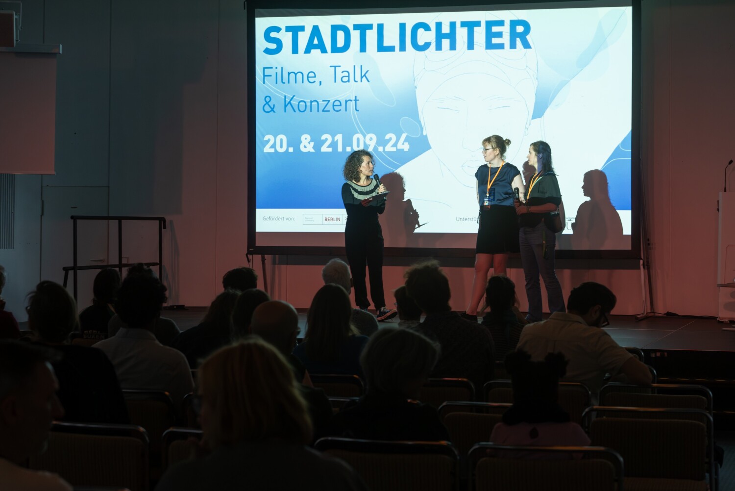 Moderatorin Julia Vismann im Gespräch mit dem Stadtlichter Team Juliane Springsguth & Berit Petzsch