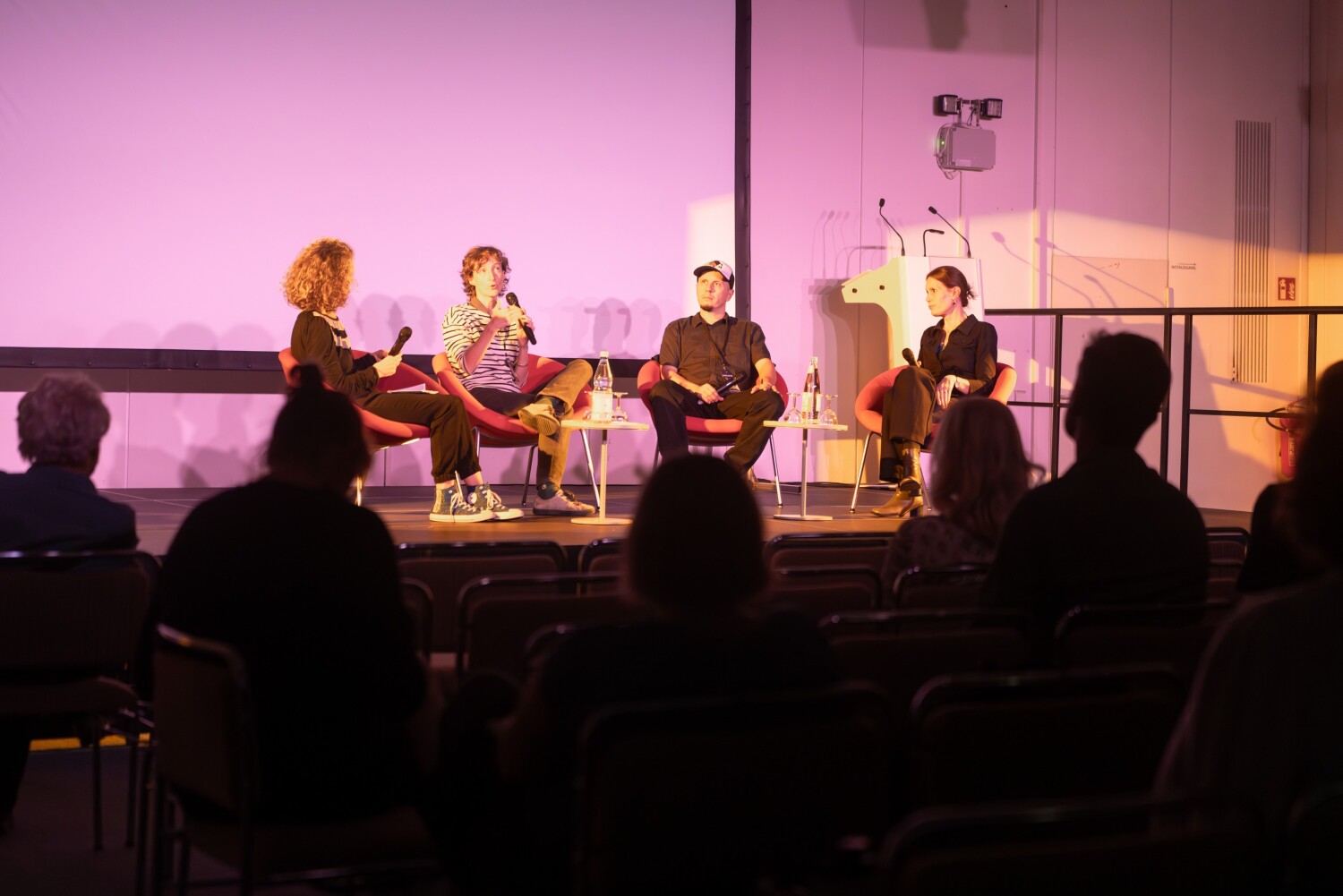 Podiumsgespräch mit Moderatorin Julia Vismann und Nele Allenberg (Deutsches Institut für Menschenrechte), Marysia Zlonkewicz (Aktivistin der Grupa Granica) und Krzysztof Sienkiewicz (Filmkurator aus Podlachien).