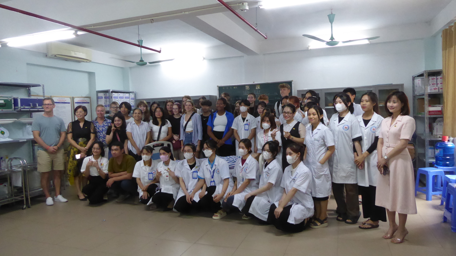 Gruppenfoto vom Besuch der Hanoi Medical College