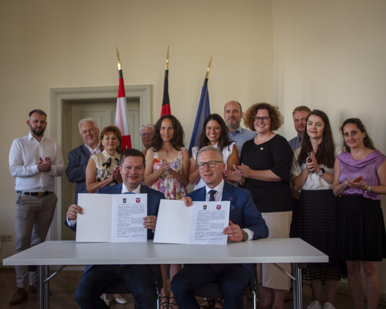 Martin Schaefer und Skirmantas Mockevičius unterzeichnen die entfristete Partnerschaftsvereinbarung im Beisein des Bezirksamts Lichtenbergs sowie der litauischen Gäste