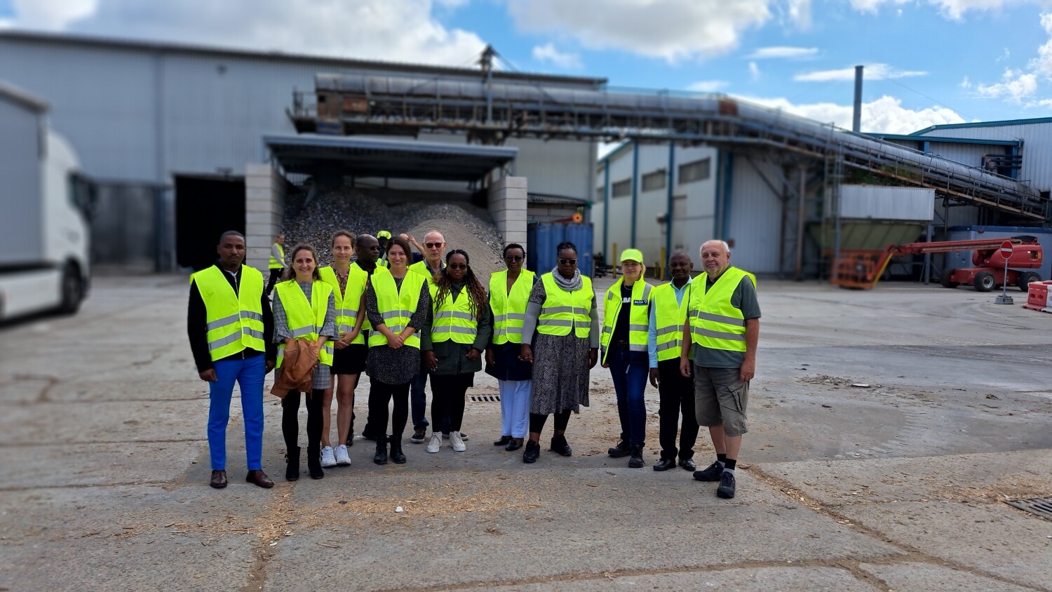 Maputo Delegation mit Freunden bei der Besichtigung des Recycling Unternehmens ALBA