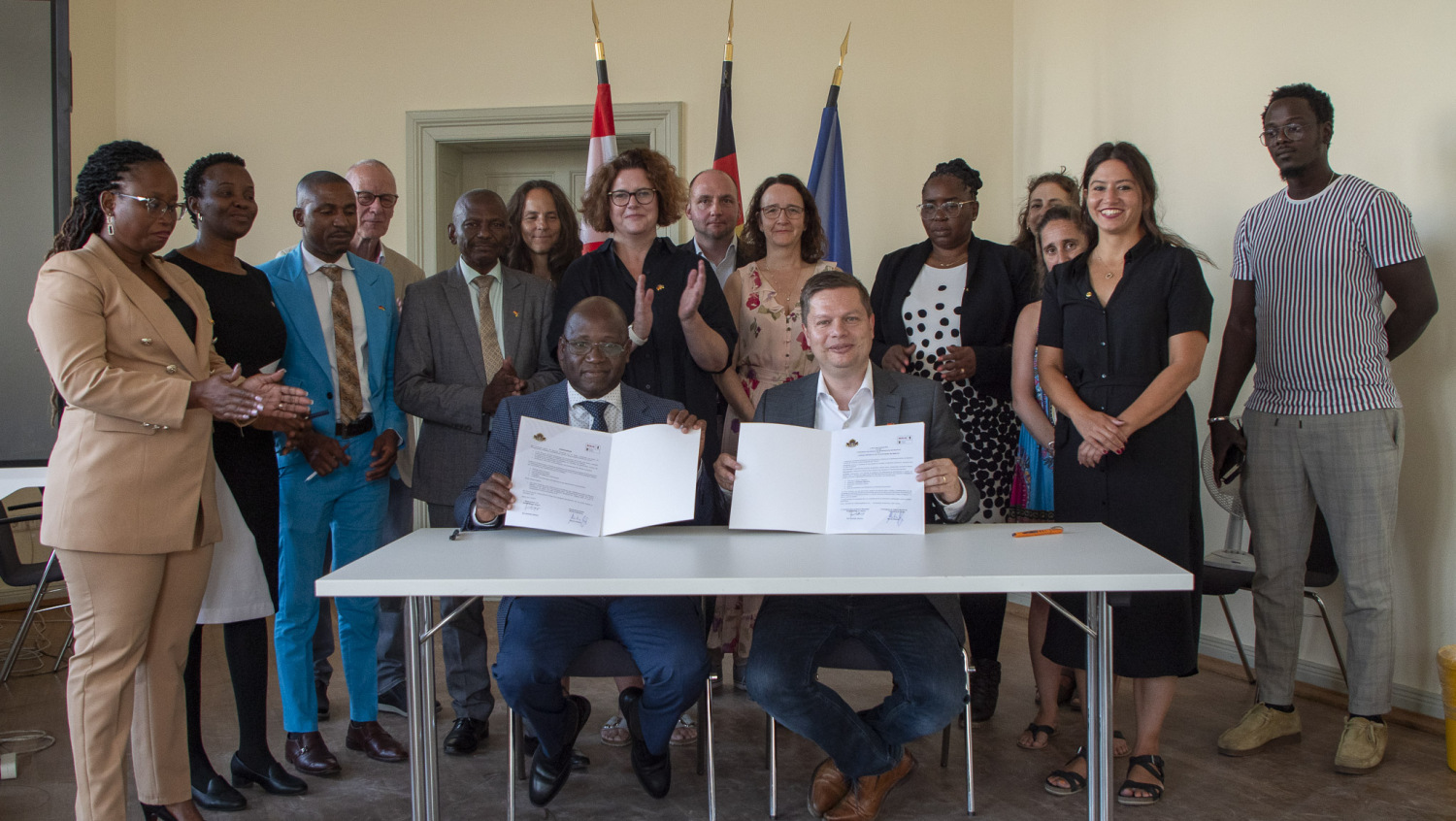 Maputo Delegation und Mitglieder des Bezirksamts und BVV nach der Unterzeichnung der Absichtserklärung