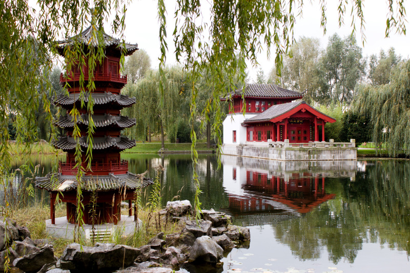 Gärten der Welt - Chinesischer Garten - außen - Steinboot im Wasser - Rückansicht mit Pagode