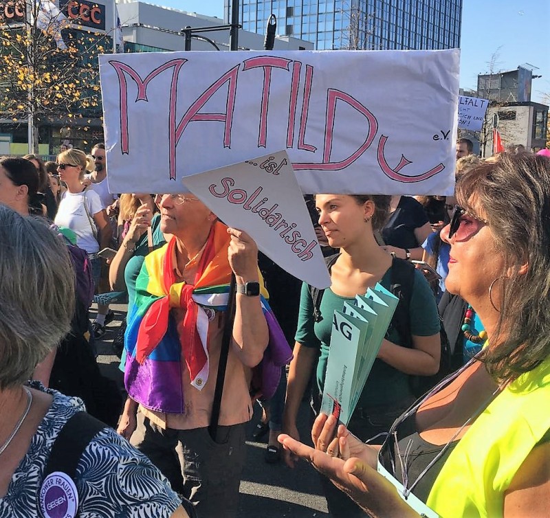 Vertreterinnen von Matilde beim Frauenblock der Unteilbar Demonstration