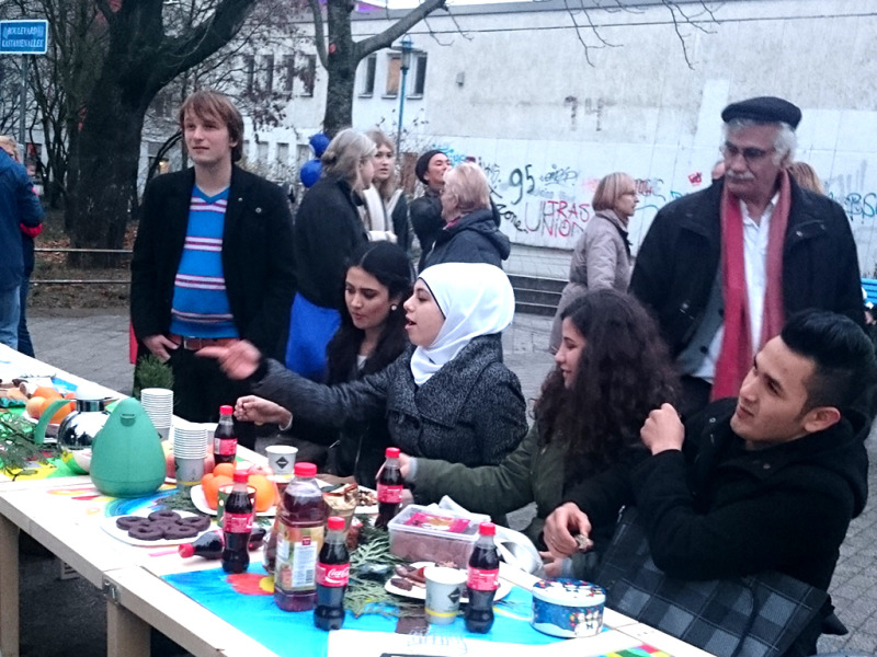 Bewohnerinnen und Bewohner am Picknicktisch