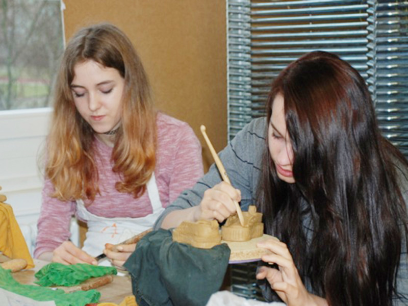 Angie Eisenreich aus der Jean-Piaget-Schule und Esther Thomasius aus dem Wilhelm-von-Siemens-Gymnasiums, Keramikwerkstatt