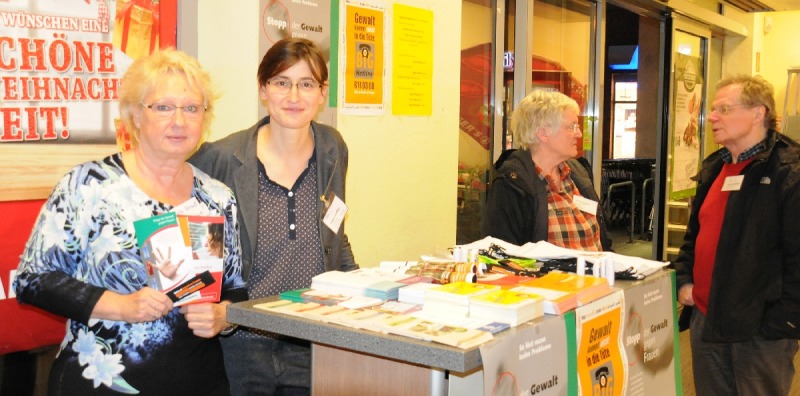 Brötchenverkauf "Gewalt kommt nicht in die Tüte" mit Ute Kruß, Maja Loeffler, Henny Engels und Gerhard Haffner