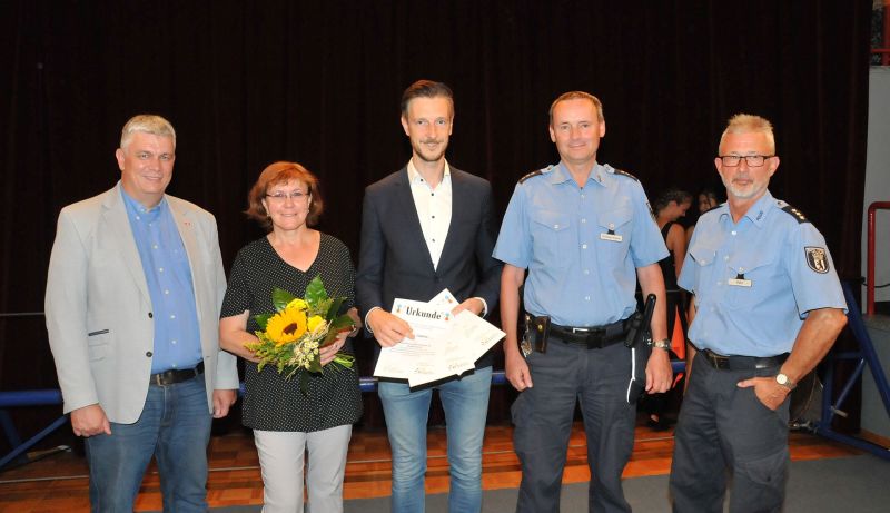 Ehrung der Schülerlotsinnen und -losten durch den Bezirk Marzahn-Hellersdorf - Norman Heise, Petras Grimm (Paavo-Nurmi-GS), Bezirksstadrat Gordon Lemm und Vertreter der Polizei