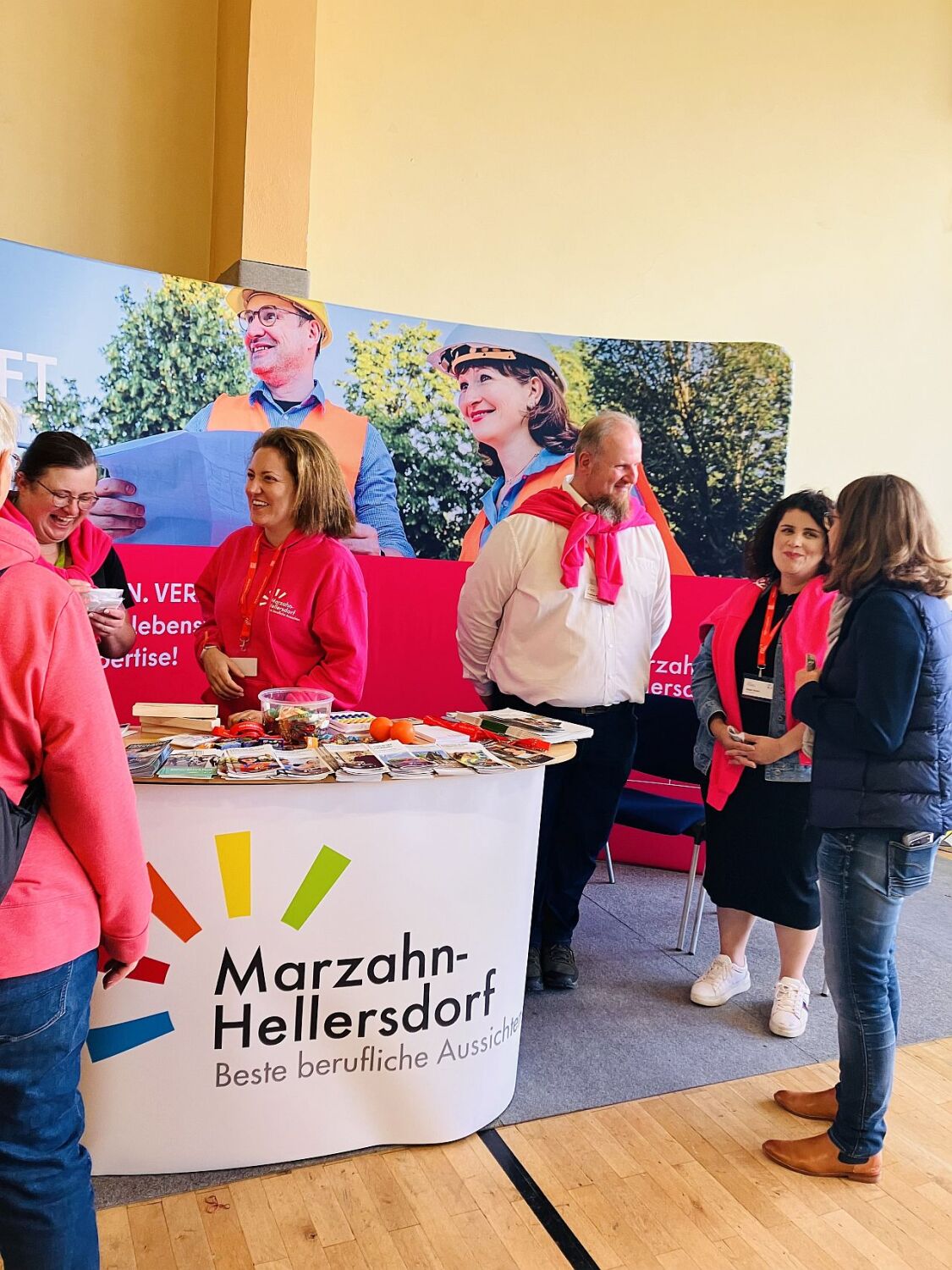 Einer der Stände des Bezirksamts Marzahn-Hellersdorf während der Jobmesse 2023