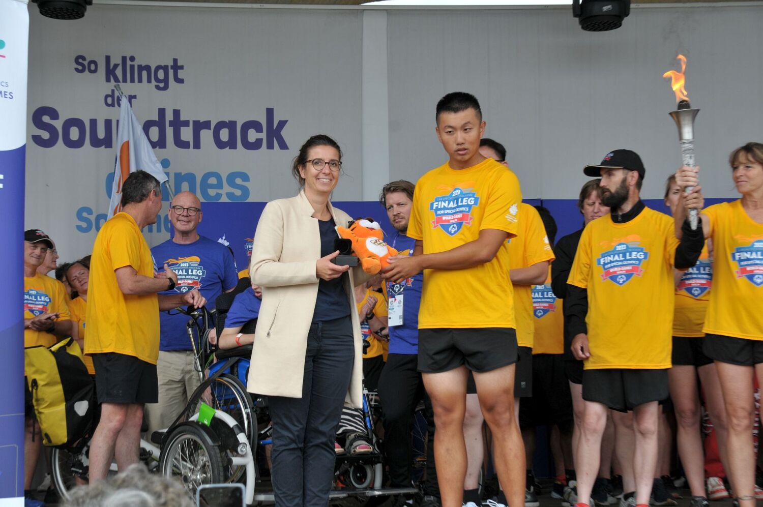 Fackellauf Special Olympic World Games Berlin 2023 - Bezirksbürgermeisterin Nadja Zivkovic tauscht Geschenke aus